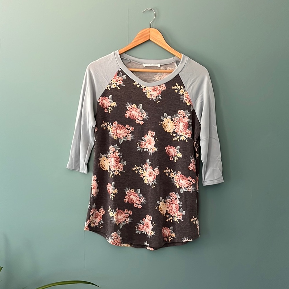 Chris and Carol Floral Raglan 3/4 Sleeve Tee Sz M